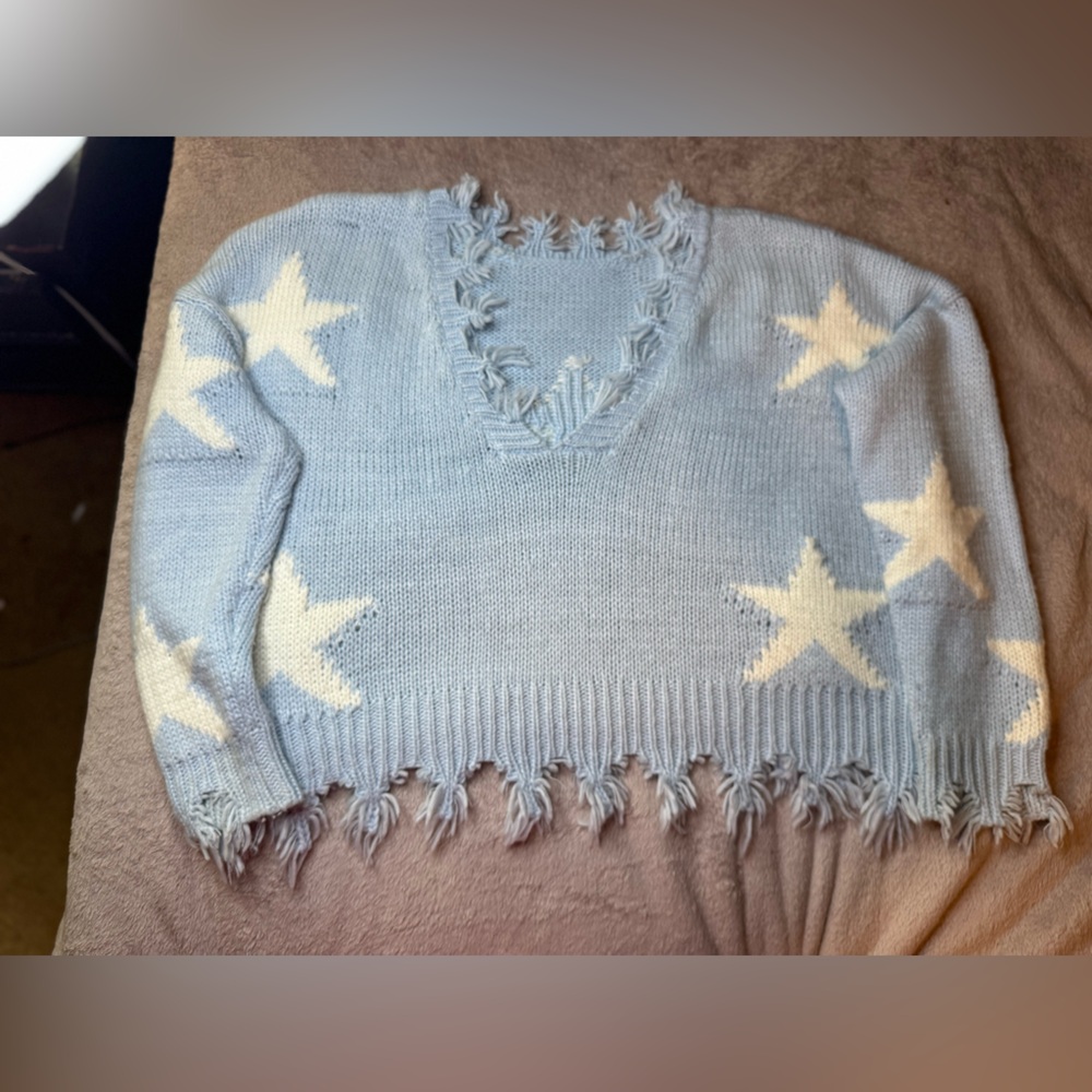 Storia Blue and White V-Neck Sweater with Star Pattern